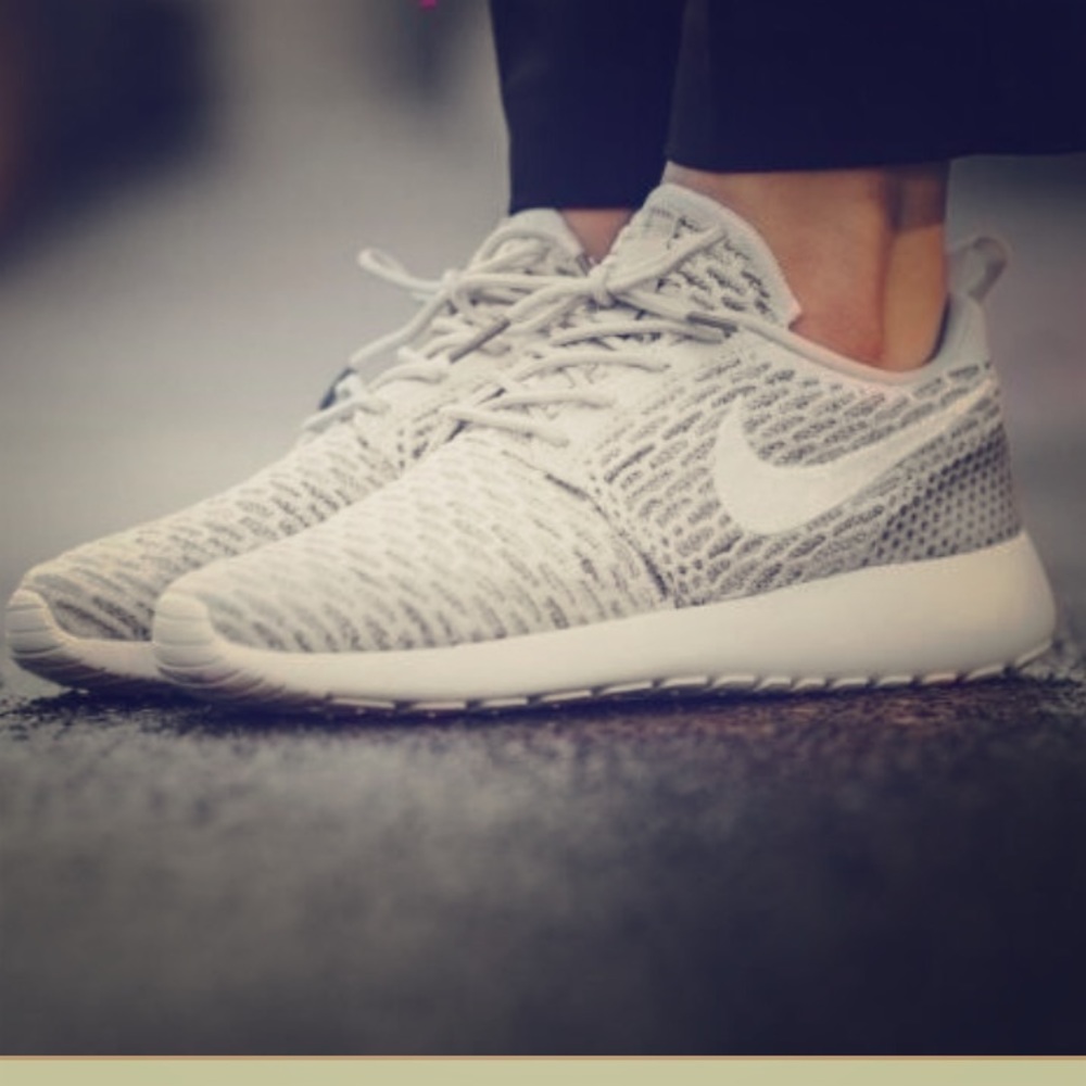 Grey Nike roshe flyknit